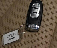 配汽車(chē)鑰匙多少錢(qián)相信很多車(chē)主在詢(xún)問(wèn)配汽車(chē)鑰匙的時(shí)候都會(huì)比較關(guān)心價(jià)格，而對(duì)一些配鎖公司給出配汽車(chē)鎖的價(jià)格也是不同的，那是為什么呢？下面我跟大家詳解一下。 一般配鑰匙價(jià)格與車(chē)價(jià)基本成正比。大多數(shù)4S店對(duì)配鑰匙的報(bào)價(jià)在1000元到5000元不等，一些高端車(chē)型配鑰匙價(jià)格甚至高達(dá)8000元。以大眾捷達(dá)為例，4S店給出的配鑰匙報(bào)價(jià)